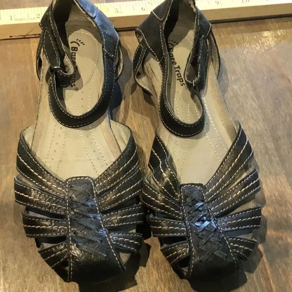 Sandals “remember” by bear trap size 6 1/2